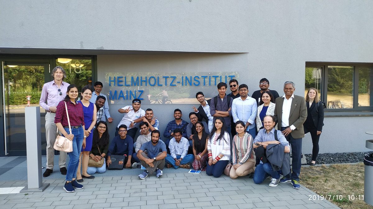 Group photo at Helmholtz-Institut Mainz 2019